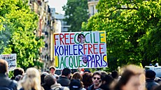 Demonstranti a rodiny Cecile Kohlerové a Jacquesa Parise seli na Place du...