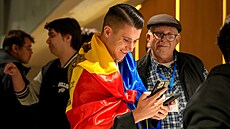 Píznivec proevropské strany PAS reaguje na výsledku evropských voleb. (28....