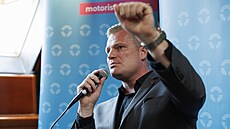 Ve�erní debat� Turka s Macinkou p�ihlí�el plný sál Terazza baru v Brn�. (27....