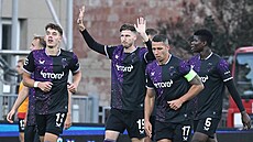 Luká Vorlický se gestem omlouvá brnnským fanoukm za gól, který dal za béko...