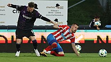 Luká Vorlický (vlevo) bhem zápasu béka Slavie na hiti Zbrojovky Brno. (27....