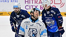 Hokejisté Komety Brno (v modrém zleva imon Stránský a Jakub Flek) se radují z...