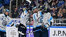 Hokejisté Liberce slaví vítzný gól 1,6 vteiny ped koncem zápasu na led...