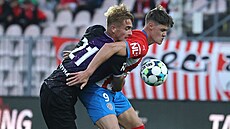 Momentka z druholigového zápasu fotbalist Zbrojovky Brno (mí si kryje Oliver...