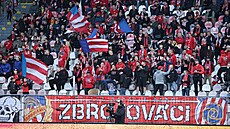 Fanouci fotbalist Zbrojovky Brno bhem zápasu proti béku Slavie. (záí 2025)