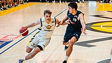 Vojt�ch Sýkora z Písku se tla�í kolem Michala Svobody z Ostravy v Maxa NBL.