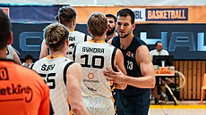 Vojtch Sýkora z Písku a Luká Palyza z Ostravy se zdraví ped zápasem Maxa NBL.