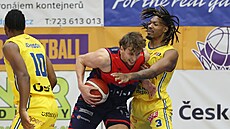 Adam Kejval z Brna bojuje v souboji s Shamarkusem Kennedym z ústecké Slunety.