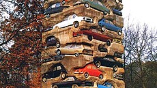 Fotka z umleckého magazínu zachycuje instalaci krátce po odhalení v roce 1982....