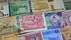 Po dovolených vám jich pár moná v penence zstane. eho? Papírových bankovek...