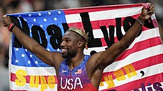 Americký sprinter Noah Lyles pózuje po triumfu ve �tafet� na mistrovství sv�ta.