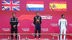 Max Verstappen se raduje z výhry ve Velké cen� Ázerbájd�ánu. Druhý dojel George...