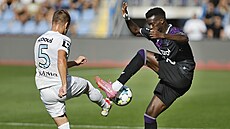 Liberecký Petr Hodou a Youssoupha Mbodji ze Slavie podstupují souboj.