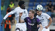 David Zima ze Slavie se sna�í hlavi�kovat proti liberecké p�esile.