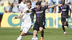 Vasil Kuej ze Slavie se snaí uniknout libereckému Josefu Koeluhovi.