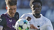 Luká Vorlický ze Slavie a Ange NGuessan z Liberce bojují o mí.