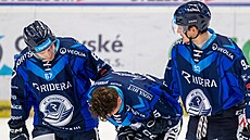 Vítkovický Patrik Brna (uprosted) opoutí led po tvrdém zákroku od Davida...