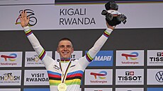 Belgian Remco Evenepoel slaví tetí titul mistra svta v asovce v ad.