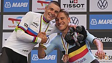 Belgi�an Remco Evenepoel (vlevo) slaví titul mistra sv�ta v �asovce se t�etím...