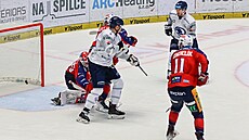 Plzetí hrái dávají gól proti Pardubicím.