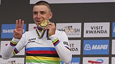 Belgi�an Remco Evenepoel se raduje ze t�etího titulu mistra sv�ta v �asovce v...