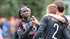 Garang Kuol ze Sparty gratuluje spoluhrám ke gólu v pohárovém utkání proti...