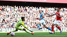 Erling Haaland z Manchesteru City dává gól proti Arsenalu.