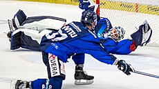 Vítkovický Dominik Hrachovina zasahuje v utkání se Spartou.