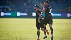 Vasil Kuej a Erik Prekop ze Slavie se radují z gólu proti Liberci.
