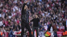Trenér Pep Guardiola z Manchesteru City reaguje v duelu s Arsenalem.