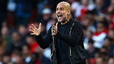 Trenér Pep Guardiola z Manchesteru City reaguje bhem zápasu s Arsenalem.