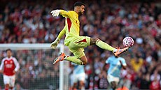 Branká Arsenalu David Raya si zpracovává mí v utkání s Manchesterem City.