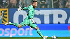 Gólman ostravského Baníku Dominik Holec rozehrává v duelu s Mladou Boleslaví.