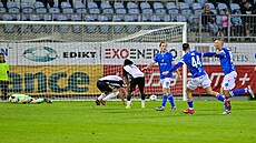 Hrái ostravského Baníku slaví gól Ondeje Krifaluiho v pohárovém zápase...