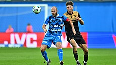 Martin Králik z Mladé Boleslavi bojuje o mí s Jakubem Pirou z Baníku Ostrava.