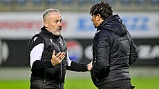 Trenér Pavel Hapal z Baníku diskutuje s eskobudjovickým kouem Pedrem...