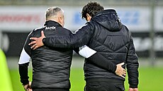 Trenér Pavel Hapal z Baníku diskutuje s eskobudjovickým kouem Pedrem...