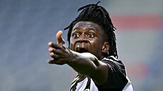 �eskobud�jovický Jude Sunday v pohárovém duelu s Baníkem Ostrava.