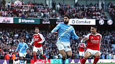 Gabriel Martinelli z Arsenalu skóruje v utkání s Manchesterem City.