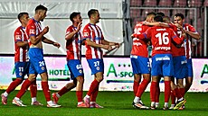 Hrái Zbrojovky Brno slaví gól v pohárovém zápase s Teplicemi.