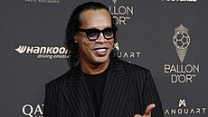 Ronaldinho pózuje na vyhlá�ení Zlatého mí�e.