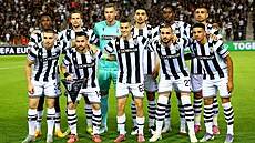 PAOK ped zápasem Evropské ligy s Maccabi Tel Aviv, uprosted branká Jií...