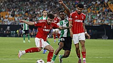 Neco Williams z Nottinghamu stílí v utkání Evropské ligy proti Betisu.