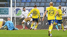 Ústecký branká David Nmec inkasuje gól v zápase se Zlínem.