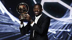 Ousmane Dembélé p�ebírá Zlatý mí� pro nejlep�ího fotbalistu planety.