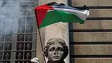 Lidé v Neapoli demonstrují na podporu Palestinc. (22. záí 2025)