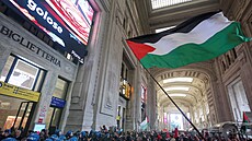Lidé v Milán demonstrují na podporu Palestinc. (22. záí 2025)