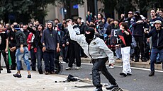 Lidé na nádraí v Milán demonstrují na podporu Palestinc. (22. záí 2025)