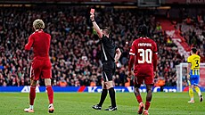 Hugo Ekitiké z Liverpoolu (vlevo) vidí ervenou kartu za druhou lutou.