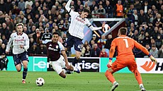 �eský obránce Martin Vitík fauluje anglického úto�níka Ollieho Watkinse z Aston...